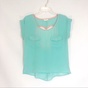 Short sleeved lite, flowy top w/ 2 front pockets